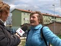 Donna appesa alla sbarra del passaggio a livello