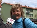 Donna appesa alla sbarra del passaggio a livello