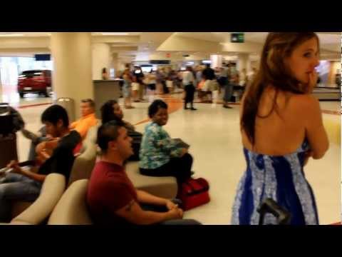 Mira la romántica sorpresa con la que recibió un chico a su novia en el aeropuerto