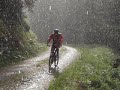 Bikevideo Seppi im Sommerregen durchs Gontal