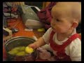 Oma helpen met koken
