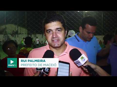 Prefeito inaugura campo de grama sintética no Carminha