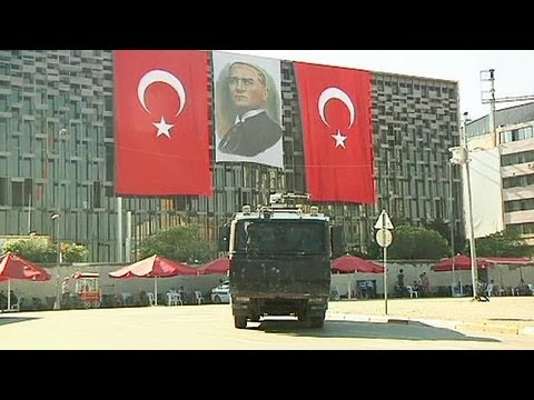 Σιωπηλή διαμαρτυρία στην πλατεία Ταξίμ