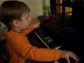 V�deo 3 Year old playing Battlefield 2