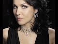 I Capuleti e i Montecchi (Bellini-1830), ParisOpéra Bastille June 2008. Anna Netrebko soprano (she was pregnant more 6 months), Evelino Pidò conductor, Orchestre de l'Opéra national de Paris.ACTE I, Scene 2 - Giulietta's room - Giulietta laments the contrast between the happy preparations for her wedding and her own sadness and longs to be with her secret lover, Romeo:Eccomi in lieta vesta...Eccomi adorna...come vittima all'ara.Oh! almen potessi qual vittimacader dell'ara al piede!O nuziali tede, aborritecosi, cosi fatali,state, ah! siate per me faci ferali.Ardo...una vampa, un focotutta mi struggeUn refrigero ai venti io chiedo invano.Ove sei tu, Romeo? In qual terra t'aggiri?Dove, dove, inviarti, dove i miei sospiri?Oh quante volte, oh quanteti chiedo al ciel piangendo!Con quale ardor t'attendo,e inganno il mio desir!Raggio del tuo sembianteah! l'aura che spira intornomi sembla un tuo sospir,ah! l'aura che spira, ecc.Photo. ONP