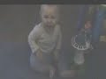 Baby erschreckt sich beim furzen