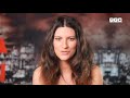 Ancora un tuffo fra le canzoni del nuovo album di Laura Pausini, che qui racconta come sono nate le collaborazioni con Gianna Nannini per il brano