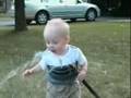 Niño imitando a su padre