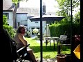 les comiques chanteurs de blues apr�s un barbecue bien arros�, guitare et wash board d�rapent.