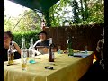 les comiques chanteurs de blues apr�s un barbecue bien arros�, guitare et wash board d�rapent.