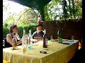 les comiques chanteurs de blues apr�s un barbecue bien arros�, guitare et wash board d�rapent.