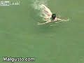 Mujer en la playa nadando cerca de tiburones