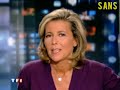 http://culturalgangbang.blogspot.com/2008/08/claire-chazal-topless-en-plein-jt.html
en vieille pro du m�tier (17 ans de jt), la claire chazal connait toutes les grosses ficelles pour app�ter le chaland qui serait tent� par l'arriv�e d'une petite jeune (quand m�me 42 ans au compteur la ferrari). la claire n'a pas h�sit� � d�grafer son soutien gorge en plein 20h entre deux reportages pour faire monter l'audimat (quel jolie m�taphore) et conserver sa place !!