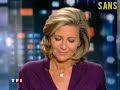 http://culturalgangbang.blogspot.com/2008/08/claire-chazal-topless-en-plein-jt.html
en vieille pro du m�tier (17 ans de jt), la claire chazal connait toutes les grosses ficelles pour app�ter le chaland qui serait tent� par l'arriv�e d'une petite jeune (quand m�me 42 ans au compteur la ferrari). la claire n'a pas h�sit� � d�grafer son soutien gorge en plein 20h entre deux reportages pour faire monter l'audimat (quel jolie m�taphore) et conserver sa place !!