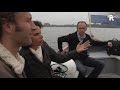Met water verdienen we ons geld in Rotterdam, dank zij de haven. Maar water is ook bij uitstek geschikt om aan of op te recreeeren. In de vierde aflevering van 010water kijken we aan de kust, maar ook naar plekken om te recreeren in de stad. Een goed voorbeeld is de Kralingse Plas die op dit moment ook wordt aangepakt. DE Plas heeft iedere zomer te kampen met blauwalg, maar als de herstelwerkzaamheden zijn voltooid is dat verleden tijd. Een andere bijzondere plek is de Zevenhuizerplas. Hier is speciaal voor xde inwoners van Nesselande een strand gemaakt. Bovendien is de Zevenhuizerplas ook een waterberging. Verder kijken we in 010water ook in Kopenhagen. In deze stad vindt op dit moment de wereldwijde klimaattop plaats. Rotterdam en Kopenhagen laten zich door elkaar inspireren. Het mooiste voorbeeld van recreatie in de stad is het zwembad dat is gerealiseerd in de zee. Het doet denken aan het zwembad dat wij ooit hadden in de Maas.