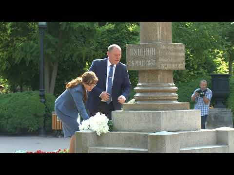 Президент Игорь Додон возложил цветы к памятнику Александра Сергеевича Пушкина