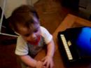 Ailin toca el piano!