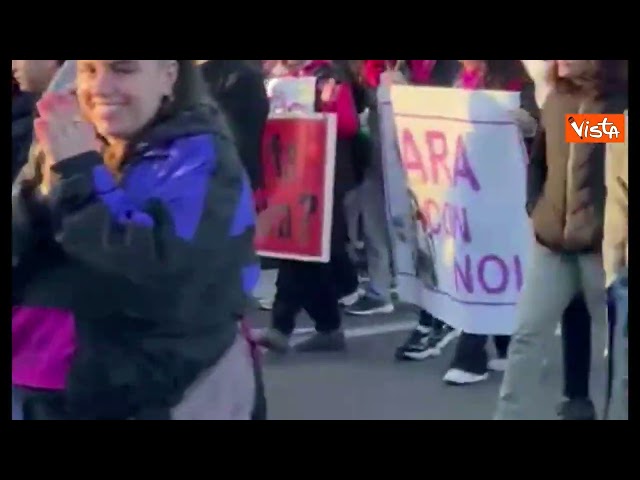Palloncini e coreografie in abiti colorati, il corteo transfemminista di "Non una di meno" a Roma