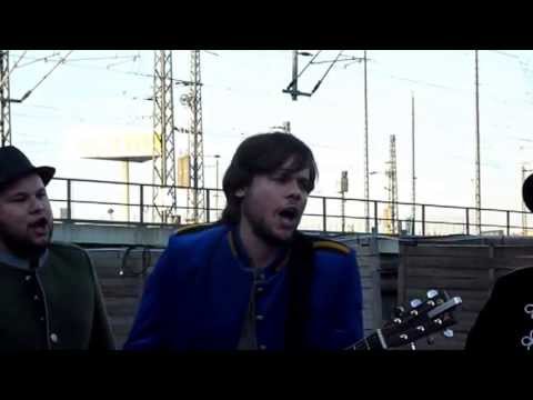 lady gaga - wegen des schönen wetters gab es ein kleines open air konzert vor dem konzert in der location. :) war ne tolle idee!!! :)