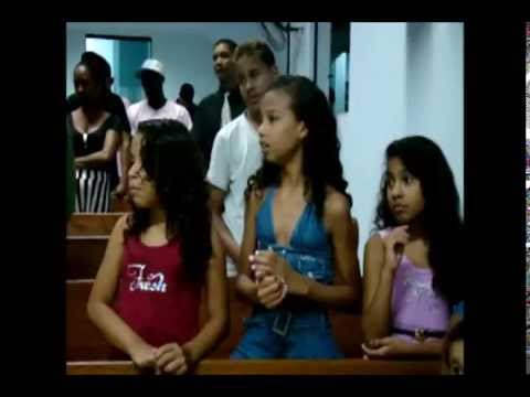 bebado - Mendigo bêbado entra na igreja. Aceita Jesus. Pede para cantar e solta o gógó. Em Macaé/RJ.