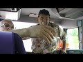Krzysztof Kononowicz w drodze na składowisko odpadów