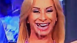 Qué bobo! – Se le cae un diente a conductora en vivo (video)