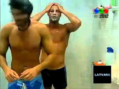 GH 2012 - Juan Cruz y Jorge Apas se bañan juntos 