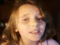 chloe qui chante come une casserol