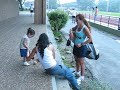 Guada le ense�a a jugar a Magui