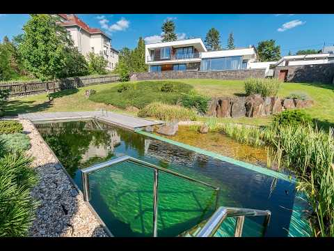 Video Architektonická vila s panoramatickými výhledy na řeku, přírodním bazénem v Davli