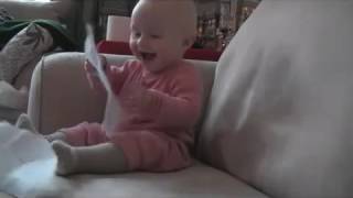 Beba se smeje cijepanju papira