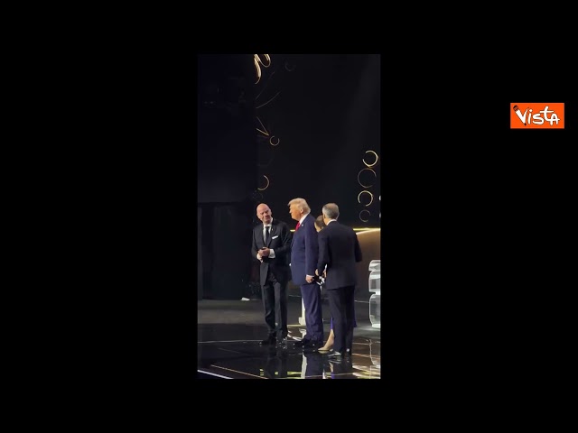 Il selfie di Infantino, Trump e i Presidenti di Canada e Messico ai sorteggi dei Mondiali Fifa 2026