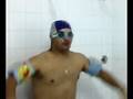 videos de nadando en la ducha