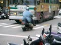 可憐的巴士先生被警車巴!!!