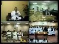 ربط مستشفيات الجوف وجازان والقنفذة وأبها إلكترونياً بتخصصي الرياض * الرياض - أحمد القرني: استكمل مستشفى الملك فيصل التخصصي ومركز الأبحاث بالرياض المرحلة الثانية لبرنامج التعاون الصحي المشترك مع مستشفيات وزارة الصحة، وذلك بتأسيسه أربعة مراكز إقليمية في كل من الجوف، وجازان، والقنفذة، وأبها ليصل عدد المراكز التي جرى تأسيسها في مستشفيات المناطق 11 مركزاًً. ويجري تشغيل المراكز تلك من خلال زيارات الأطباء الاستشاريين للمرضى في مناطقهم وعمل كافة الفحوصات والإجراءات الطبية المطلوبة واللازمة من خلال الملف الإلكتروني، وبواسطة آلية دعم شبكة الطب الاتصالي الفضائي بين هذه المراكز والمستشفى التخصصي واستخدام تقنية الصحة الالكترونية. وأكد الدكتور قاسم القصبي المشرف العام التنفيذي أن هذه المراكز تهدف إلى تقديم خدمة طبية متخصصة لعدد كبير من مرضى مستشفى الملك فيصل التخصصي في أماكن إقامتهم من خلال مستشفياتهم المرجعية مثل المتابعة الدورية واستلام وإرسال العينات المخبرية وإعادة صرف الدواء إضافة إلى ربط هذه المراكز بشبكة الطب الاتصالي لتيسير وتسهيل أخذ الرأي الطبي الثاني عند الحاجة. وأوضح الدكتور القصبي أنه تم تجهيز هذه المراكز بأجهزة الكمبيوتر والأثاث المكتبي وتم تدريب أفراد متخصصين من هذه المستشفيات على أنظمة مستشفى الملك فيصل التخصصي مثل المواعيد (ICIS) ونظام حفظ الأشعة (PACS)، وكذلك نظام إحالة المرضى للمستشفى التخصصي (DIMINO) حيث تسهل هذه الأنظمة التقنية المتطورة المستخدم لها من التعرف على ملف المريض الطبي في المستشفى التخصصي كما لو أنه يتابع فيه. وأضاف أن المراكز زودت في كل منطقة بأرقام هاتفية لتسهيل اتصال المرضى والإجابة عن استفساراتهم إضافة إلى تزويدها برقم هاتفي خاص من مستشفى الملك فيصل التخصصي لتمكين العاملين من الاتصال بهذه المراكز دون تكبدهم تكاليف الاتصال من خلال استخدام نظام (IP PHONE) في الوقت الذي يستطيع الأطباء والعاملون في تلك المستشفيات من الاتصال بجميع التحويلات في المستشفى التخصصي مباشرة بذات الطريقة. من جانبه ذكر الدكتور فهد العريفي مدير خدمات التعاون الصحي في مستشفى الملك فيصل التخصصي بأن لدى المستشفى خططا وأهدافا مستقبلية تقوم على إنشاء مراكز إقليمية في مختلف مناطق المملكة وربطها بالمستشفى التخصصي، مبيناً أن التجربة أثبتت فعاليتها من خلال توفير الراحة للمرضى وعدم تكبدهم مشقة السفر وبعدهم عن ذويهم إضافة إلى الوفرات المالية الضخمة. وبين الدكتور العريفي أن المستشفيات المنخرطة في التعاون أخيراً هي مستشفى النساء والولادة والأطفال في الجوف، ومستشفى القنفذة العام، ومستشفى الملك فهد بجيزان، ومستشفى عسير المركزي في أبها، فيما كانت المستشفيات السبعة السابقة هي مستشفى الملك فهد في المدينة المنورة، ومستشفى الملك فهد في بريدة، ومستشفى الملك عبدالله في بيشة، ومستشفى الملك فهد في الباحة، ومستشفى الملك خالد في نجران، ومستشفى الملك خالد في حائل، ومستشفى القريات العام.