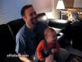 niño carcajeandose