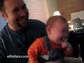 niño carcajeandose