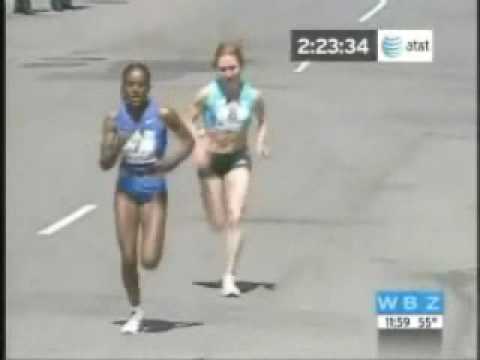 Lo splendido finale della maratona femminile di Boston 2008 Lo splendido finale della maratona femminile di Boston 2008