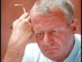 evo što kažu srbi o njemu..Vojislav Seselj je na proteklim izborima dobio onoliko glasova koliko je njegova stranka dobila i na izborima 1992. godine. Setimo se Seseljevog programa iz 1992. godine. On je tada obecavao: srpsku Bosnu, srpsku Hercegovinu, srpsku Baniju, srpsku Baranju, srpski Kordun, srpsku Liku, srpsku Slavoniju, srpsku Dalmaciju. On je tada govorio da ce se, on licno, u jednome danu kupati u srpskom moru, kod srpskog Dubrovnika, srpskog Splita, srpskog Zadra, srpskog Sibenika (uzgred, Vojislav Seselj uopste ne ume da pliva). On je tada govorio da ce pred trupama radikala Hrvati izgubiti pamet, da ce poludeti i svi dobrovoljno poskakati u Jadransko more i utopiti se, a on ce u roku od nekoliko meseci duz srpske Jadranske obale naseliti milion Srba iz Rumunije. Jedini on je pronasao milion Srba u Rumuniji. Na zalost, ove velike lazi donele su mu izborni uspehtotalni luđakU julu 1990, u Studentskom gradu, bezbol palicama je, sve dok nisu pali u nesvest, tukao svoje clanove stranke Nedeljka Ascerica i Vlatka Mrkajica. Naravno, telohranitelji su ih drzali za ruke dok ih je Seselj premlacivao.U avgustu 1990, opet uz pomoc svojih telohranitelja, pretukao je i jednu devojku - sportistkinju. Pre toga ona ga je isamarala i dzudo zahvatom tresnula o asfalt.Tokom cele 1990. godine sa grupom siledzija ometa skupove demokratske opozicije u Beogradu.Aprila 1992. godine, sa svojim telohraniteljima, poteze oruzje na taksiste koji su strajkovali pred Saveznom skupstinom i naziva ih bandom i stokom.Juna 1992. godine tukao je, opet u pratnji svoje telesne garde, ucitelje i nastavnike pred Skupstinom Srbije, koji su protestovali zbog bednih plata.U julu 1992. godine, poteze pistolj i na beogradske studente.