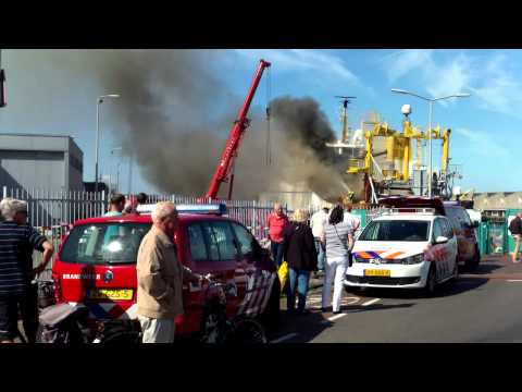 sch - ZIE DEEL 3 voor de dag erna // Zie deel 1 voor meer / See part 1 for more == fire onboard this huge fishingvessel in the port of SCheveningen / The Hague ===...
