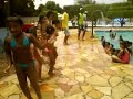 crianças dançando samba