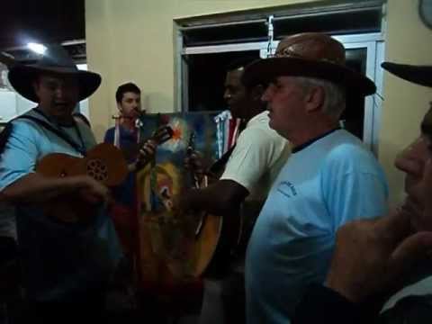 Folia de reis em Minas Gerais - Folia de Reis Genero: Manifestação cultural de religiosa Estilo: Cantoria de devoção estilo sulmineiro Origem: Divinópolis/MG Fundador: Tião Reis Religião: i...