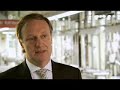 Zu Ludwig Erhards Zeiten hie  es noch: Geht es der Wirtschaft gut geht es auch den Menschen gut. Heute dagegen so sagt etwa Hessens Ministerpräsident Roland Koch laute die Gleichung für immer mehr Menschen: Je besser es der Wirtschaft geht desto schlechter geht es mir.