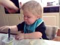 videos de Benjamin og mamma eter youghurt