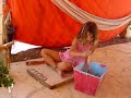 tanit haciendo un proyecto de mesa de azulejos y piedras.