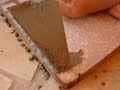 tanit haciendo un proyecto de mesa de azulejos y piedras.