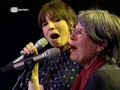 maria do amparo e l�cia moniz no coliseu para o programa vozes de abril da rtp em abril de 2008.
l�cia moniz � filha de maria do amparo e de carlos alberto moniz, que dirigiu a orquestra.