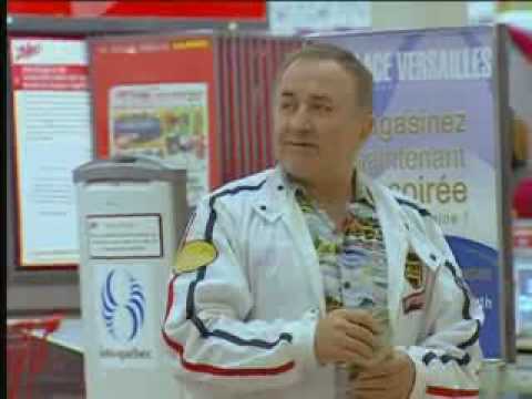 Un joven repartiendo dinero en centro comercial - Cámara Oculta