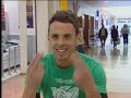 Un joven repartiendo dinero en centro comercial - Cámara Oculta