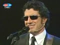 Grup Ayna web sitesi grupayna.Net Mutlu Ol Sımsıcak damlıyor yanaklarımdan ayrılık Ayrılıktan da zor gelir insana bazı şeyler Bıraktığın birçok hatıra sağda solda toplanmadım Unuttuğun bir fotoğraf var bakmaya doyamadım Aşık olmak nedir diye bir merak vardı içimde Toz duman bir ateş oldum, aşkı buldum sen diye Mutlu ol yeter ki Gittiğin yerde benden sonra gelen yıllar Seni benden alsalar bile Mutlu ol yeter ki Gittiğin yerde benden bir parça aşk olsun Katre olsun yeşil gözlerinde.